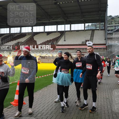 07.12.2025 - St. Pauli X-Mass-Run No. 15 Fabian Wolf http://msf.ph/oto/9424657 07.12.2025 12:08:27 Ziel 325, 334, 1493, 1514, 1940, 1943, 3141, 3397, 3609, 3861, 3867, 4212, 4213, 4214, 4215, 4269, 4271, 4272, 4292, 4711, 4712, 4717 meine-sportfotos.de