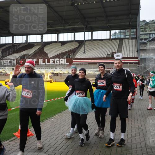 07.12.2025 - St. Pauli X-Mass-Run No. 15 Fabian Wolf http://msf.ph/oto/9424658 07.12.2025 12:08:27 Ziel 325, 334, 1493, 1514, 1940, 1943, 3141, 3397, 3609, 3861, 3867, 4212, 4213, 4214, 4215, 4269, 4271, 4272, 4292, 4711, 4712, 4717 meine-sportfotos.de
