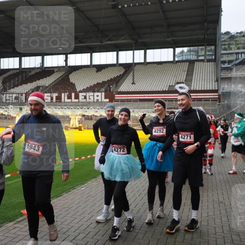 07.12.2025 - St. Pauli X-Mass-Run No. 15 Fabian Wolf http://msf.ph/oto/9424659 07.12.2025 12:08:28 Ziel 325, 334, 1493, 1514, 1940, 1943, 3141, 3397, 3609, 3861, 3867, 4212, 4213, 4214, 4215, 4269, 4271, 4272, 4292, 4711, 4712, 4717 meine-sportfotos.de