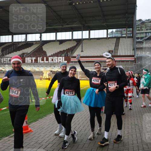 07.12.2025 - St. Pauli X-Mass-Run No. 15 Fabian Wolf http://msf.ph/oto/9424660 07.12.2025 12:08:28 Ziel 325, 334, 1493, 1514, 1940, 1943, 3141, 3397, 3609, 3861, 3867, 4212, 4213, 4214, 4215, 4269, 4271, 4272, 4292, 4711, 4712, 4717 meine-sportfotos.de