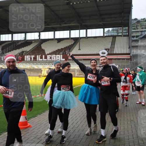 07.12.2025 - St. Pauli X-Mass-Run No. 15 Fabian Wolf http://msf.ph/oto/9424661 07.12.2025 12:08:28 Ziel 325, 334, 1493, 1514, 1940, 1943, 3141, 3397, 3609, 3861, 3867, 4212, 4213, 4214, 4215, 4269, 4271, 4272, 4292, 4711, 4712, 4717 meine-sportfotos.de