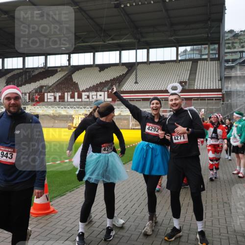 07.12.2025 - St. Pauli X-Mass-Run No. 15 Fabian Wolf http://msf.ph/oto/9424662 07.12.2025 12:08:28 Ziel 325, 334, 1493, 1514, 1940, 1943, 3141, 3397, 3609, 3861, 3867, 4212, 4213, 4214, 4215, 4269, 4271, 4272, 4292, 4711, 4712, 4717 meine-sportfotos.de