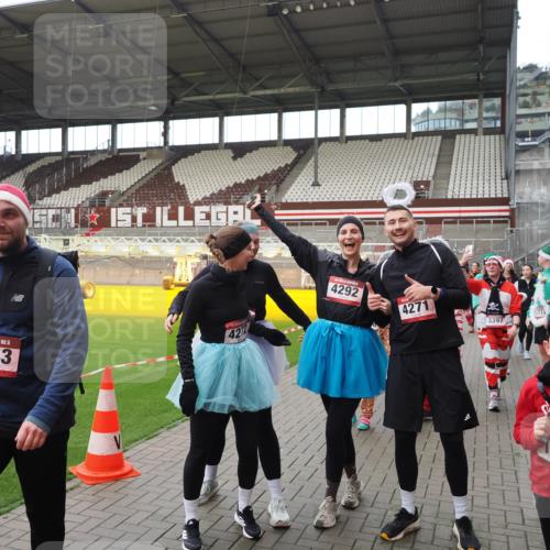 07.12.2025 - St. Pauli X-Mass-Run No. 15 Fabian Wolf http://msf.ph/oto/9424663 07.12.2025 12:08:28 Ziel 325, 334, 1493, 1514, 1940, 1943, 3141, 3397, 3609, 3861, 3867, 4212, 4213, 4214, 4215, 4269, 4271, 4272, 4292, 4711, 4712, 4717 meine-sportfotos.de