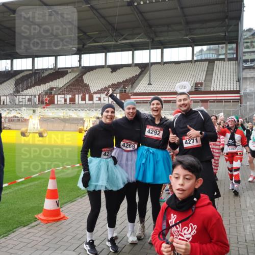 07.12.2025 - St. Pauli X-Mass-Run No. 15 Fabian Wolf http://msf.ph/oto/9424665 07.12.2025 12:08:29 Ziel 325, 334, 1493, 1514, 1940, 1943, 3141, 3397, 3609, 3861, 3867, 4212, 4213, 4214, 4215, 4269, 4271, 4272, 4292, 4711, 4712, 4717 meine-sportfotos.de
