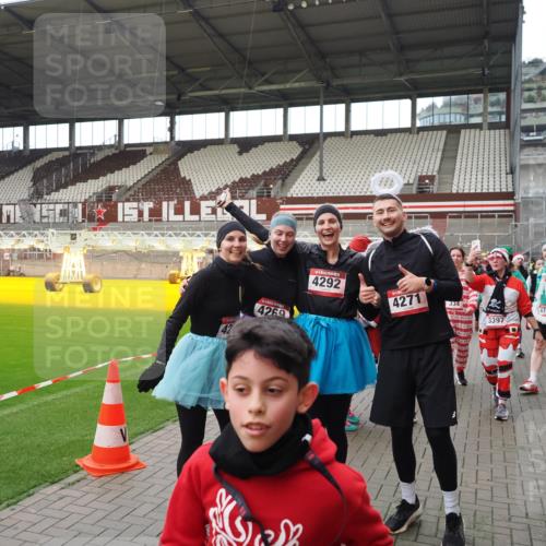 07.12.2025 - St. Pauli X-Mass-Run No. 15 Fabian Wolf http://msf.ph/oto/9424666 07.12.2025 12:08:29 Ziel 325, 334, 1493, 1514, 1940, 1943, 3141, 3397, 3609, 3861, 3867, 4212, 4213, 4214, 4215, 4269, 4271, 4272, 4292, 4711, 4712, 4717 meine-sportfotos.de