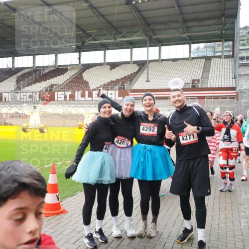 07.12.2025 - St. Pauli X-Mass-Run No. 15 Fabian Wolf http://msf.ph/oto/9424667 07.12.2025 12:08:29 Ziel 325, 334, 1493, 1514, 1940, 1943, 3141, 3397, 3609, 3861, 3867, 4212, 4213, 4214, 4215, 4269, 4271, 4272, 4292, 4711, 4712, 4717 meine-sportfotos.de