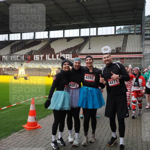07.12.2025 - St. Pauli X-Mass-Run No. 15 Fabian Wolf http://msf.ph/oto/9424668 07.12.2025 12:08:29 Ziel 325, 334, 1493, 1514, 1940, 1943, 3141, 3397, 3609, 3861, 3867, 4212, 4213, 4214, 4215, 4269, 4271, 4272, 4292, 4711, 4712, 4717 meine-sportfotos.de