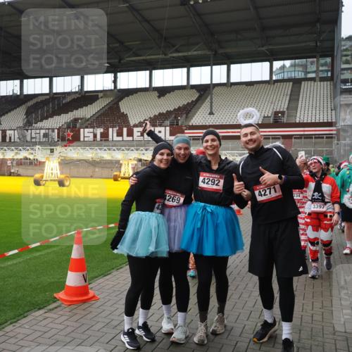07.12.2025 - St. Pauli X-Mass-Run No. 15 Fabian Wolf http://msf.ph/oto/9424669 07.12.2025 12:08:30 Ziel 325, 334, 1493, 1514, 1940, 1943, 3141, 3397, 3609, 3861, 3867, 4212, 4213, 4214, 4215, 4269, 4271, 4272, 4292, 4711, 4712, 4717 meine-sportfotos.de
