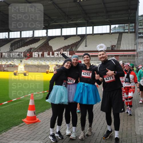07.12.2025 - St. Pauli X-Mass-Run No. 15 Fabian Wolf http://msf.ph/oto/9424670 07.12.2025 12:08:30 Ziel 325, 334, 1493, 1514, 1940, 1943, 3141, 3397, 3609, 3861, 3867, 4212, 4213, 4214, 4215, 4269, 4271, 4272, 4292, 4711, 4712, 4717 meine-sportfotos.de