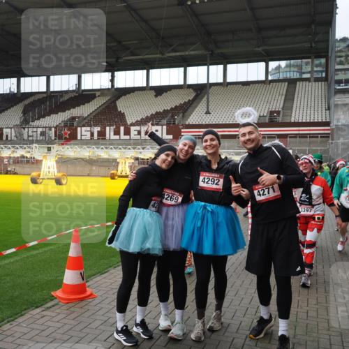 07.12.2025 - St. Pauli X-Mass-Run No. 15 Fabian Wolf http://msf.ph/oto/9424671 07.12.2025 12:08:30 Ziel 325, 334, 1493, 1514, 1940, 1943, 3141, 3397, 3609, 3861, 3867, 4212, 4213, 4214, 4215, 4269, 4271, 4272, 4292, 4711, 4712, 4717 meine-sportfotos.de