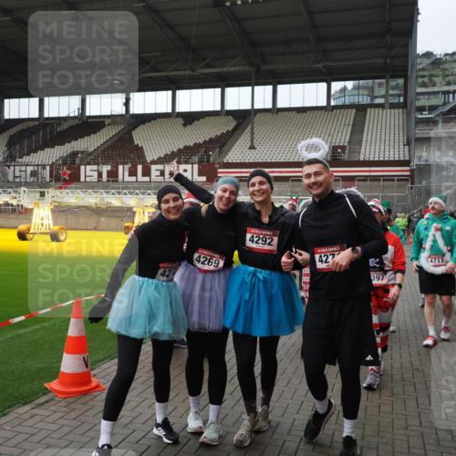 07.12.2025 - St. Pauli X-Mass-Run No. 15 Fabian Wolf http://msf.ph/oto/9424674 07.12.2025 12:08:31 Ziel 325, 334, 1493, 1514, 1940, 1943, 3141, 3397, 3609, 3861, 3867, 4212, 4213, 4214, 4215, 4252, 4269, 4271, 4272, 4292, 4711, 4712, 4717 meine-sportfotos.de