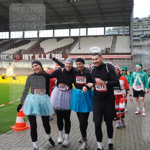 07.12.2025 - St. Pauli X-Mass-Run No. 15 Fabian Wolf http://msf.ph/oto/9424675 07.12.2025 12:08:31 Ziel 325, 334, 1493, 1514, 1940, 1943, 3141, 3397, 3609, 3861, 3867, 4212, 4213, 4214, 4215, 4252, 4269, 4271, 4272, 4292, 4711, 4712, 4717 meine-sportfotos.de