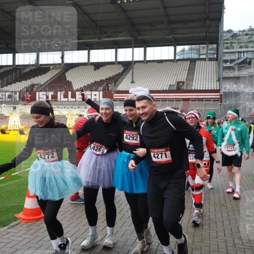 07.12.2025 - St. Pauli X-Mass-Run No. 15 Fabian Wolf http://msf.ph/oto/9424676 07.12.2025 12:08:31 Ziel 325, 334, 1493, 1514, 1940, 1943, 3141, 3397, 3609, 3861, 3867, 4212, 4213, 4214, 4215, 4252, 4269, 4271, 4272, 4292, 4711, 4712, 4717 meine-sportfotos.de