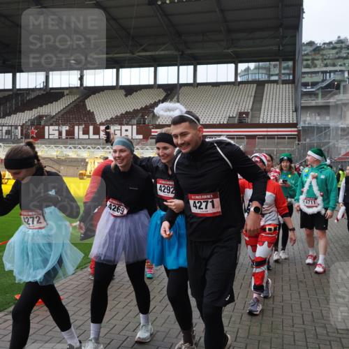 07.12.2025 - St. Pauli X-Mass-Run No. 15 Fabian Wolf http://msf.ph/oto/9424677 07.12.2025 12:08:31 Ziel 325, 334, 1493, 1514, 1940, 1943, 3141, 3397, 3609, 3861, 3867, 4212, 4213, 4214, 4215, 4252, 4269, 4271, 4272, 4292, 4711, 4712, 4717 meine-sportfotos.de