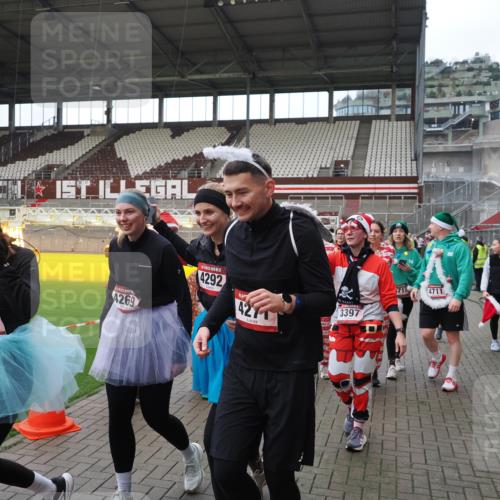 07.12.2025 - St. Pauli X-Mass-Run No. 15 Fabian Wolf http://msf.ph/oto/9424678 07.12.2025 12:08:31 Ziel 325, 334, 1493, 1514, 1940, 1943, 3141, 3397, 3609, 3861, 3867, 4212, 4213, 4214, 4215, 4252, 4269, 4271, 4272, 4292, 4711, 4712, 4717 meine-sportfotos.de