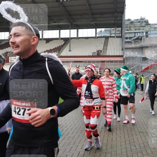07.12.2025 - St. Pauli X-Mass-Run No. 15 Fabian Wolf http://msf.ph/oto/9424679 07.12.2025 12:08:32 Ziel 325, 334, 1493, 1514, 1940, 1943, 2873, 2889, 2892, 3141, 3397, 3609, 4212, 4213, 4214, 4252, 4269, 4271, 4272, 4292, 4711, 4712, 4717 meine-sportfotos.de