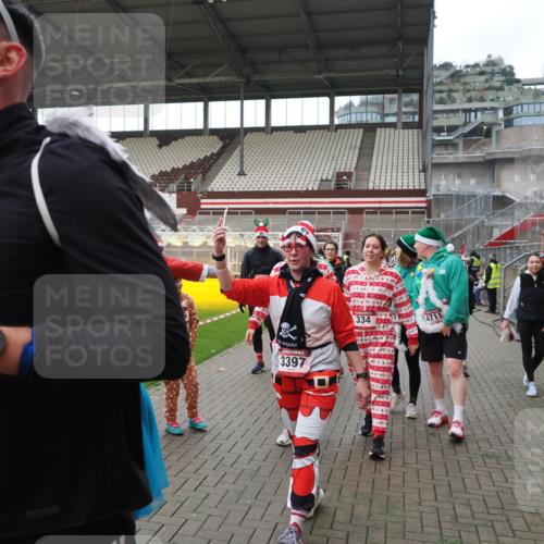 07.12.2025 - St. Pauli X-Mass-Run No. 15 Fabian Wolf http://msf.ph/oto/9424680 07.12.2025 12:08:32 Ziel 325, 334, 1493, 1514, 1940, 1943, 2873, 2889, 2892, 3141, 3397, 3609, 4212, 4213, 4214, 4252, 4269, 4271, 4272, 4292, 4711, 4712, 4717 meine-sportfotos.de