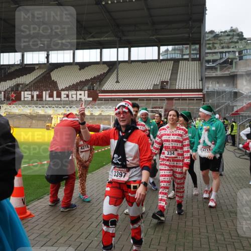 07.12.2025 - St. Pauli X-Mass-Run No. 15 Fabian Wolf http://msf.ph/oto/9424681 07.12.2025 12:08:33 Ziel 325, 334, 1493, 1514, 1940, 1943, 2873, 2889, 2892, 3141, 3397, 4212, 4214, 4252, 4269, 4271, 4272, 4292, 4422, 4711, 4712, 4717 meine-sportfotos.de