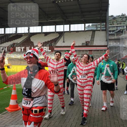 07.12.2025 - St. Pauli X-Mass-Run No. 15 Fabian Wolf http://msf.ph/oto/9424685 07.12.2025 12:08:34 Ziel 325, 334, 1214, 1253, 1493, 1514, 1940, 1943, 2873, 2889, 2892, 3141, 3397, 4214, 4252, 4269, 4271, 4272, 4292, 4422, 4711, 4712, 4717 meine-sportfotos.de