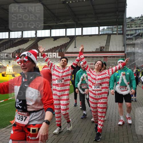 07.12.2025 - St. Pauli X-Mass-Run No. 15 Fabian Wolf http://msf.ph/oto/9424686 07.12.2025 12:08:34 Ziel 325, 334, 1214, 1253, 1493, 1514, 1940, 1943, 2873, 2889, 2892, 3141, 3397, 4214, 4252, 4269, 4271, 4272, 4292, 4422, 4711, 4712, 4717 meine-sportfotos.de