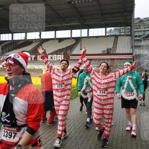 07.12.2025 - St. Pauli X-Mass-Run No. 15 Fabian Wolf http://msf.ph/oto/9424687 07.12.2025 12:08:34 Ziel 325, 334, 1214, 1253, 1493, 1514, 1940, 1943, 2873, 2889, 2892, 3141, 3397, 4214, 4252, 4269, 4271, 4272, 4292, 4422, 4711, 4712, 4717 meine-sportfotos.de