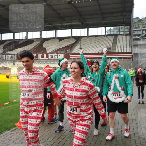 07.12.2025 - St. Pauli X-Mass-Run No. 15 Fabian Wolf http://msf.ph/oto/9424692 07.12.2025 12:08:35 Ziel 325, 334, 1214, 1219, 1253, 1493, 1514, 2873, 2889, 2892, 3141, 3397, 3595, 4182, 4214, 4252, 4269, 4271, 4272, 4292, 4422, 4711, 4712, 4717 meine-sportfotos.de