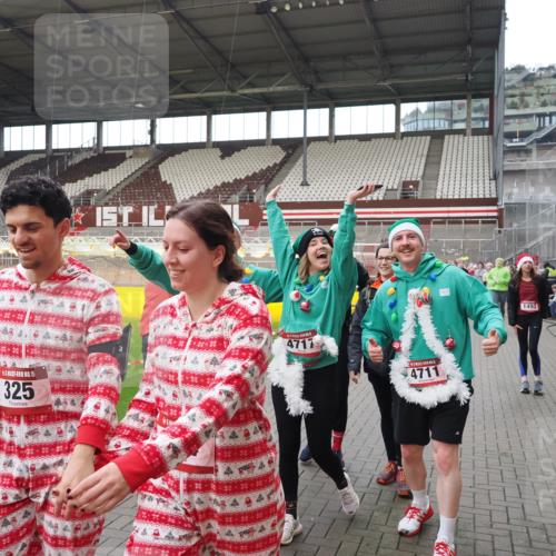 07.12.2025 - St. Pauli X-Mass-Run No. 15 Fabian Wolf http://msf.ph/oto/9424693 07.12.2025 12:08:35 Ziel 325, 334, 1214, 1219, 1253, 1493, 1514, 2873, 2889, 2892, 3141, 3397, 3595, 4182, 4214, 4252, 4269, 4271, 4272, 4292, 4422, 4711, 4712, 4717 meine-sportfotos.de