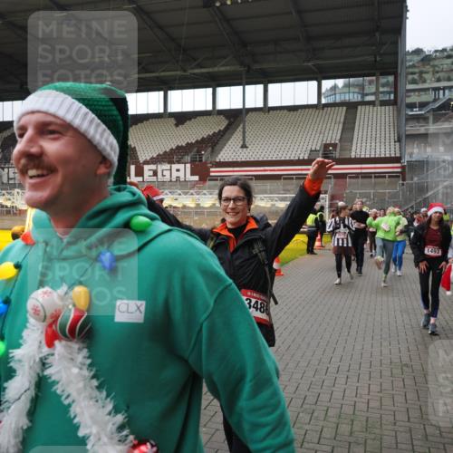 07.12.2025 - St. Pauli X-Mass-Run No. 15 Fabian Wolf http://msf.ph/oto/9424702 07.12.2025 12:08:38 Ziel 325, 334, 1214, 1219, 1253, 1269, 1270, 1493, 1514, 2679, 2873, 2889, 2892, 3141, 3595, 3876, 4084, 4086, 4182, 4183, 4252, 4422, 4429, 4711, 4712, 4717 meine-sportfotos.de