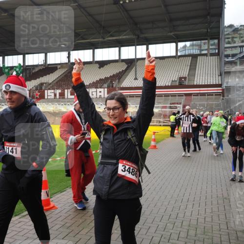 07.12.2025 - St. Pauli X-Mass-Run No. 15 Fabian Wolf http://msf.ph/oto/9424705 07.12.2025 12:08:38 Ziel 325, 334, 1214, 1219, 1253, 1269, 1270, 1493, 1514, 2679, 2873, 2889, 2892, 3141, 3595, 3876, 4084, 4086, 4182, 4183, 4252, 4422, 4429, 4711, 4712, 4717 meine-sportfotos.de