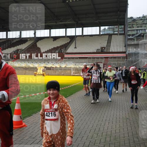 07.12.2025 - St. Pauli X-Mass-Run No. 15 Fabian Wolf http://msf.ph/oto/9424713 07.12.2025 12:08:40 Ziel 1214, 1219, 1253, 1269, 1270, 2679, 2873, 2889, 2892, 3141, 3595, 3876, 4084, 4086, 4182, 4183, 4252, 4294, 4295, 4297, 4422, 4429, 4711, 4712, 4717 meine-sportfotos.de
