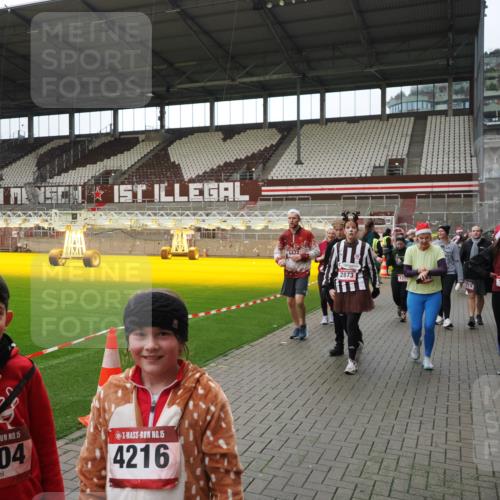 07.12.2025 - St. Pauli X-Mass-Run No. 15 Fabian Wolf http://msf.ph/oto/9424717 07.12.2025 12:08:41 Ziel 1214, 1219, 1253, 1269, 1270, 2679, 2873, 2889, 2892, 3141, 3595, 3876, 4084, 4086, 4137, 4138, 4182, 4183, 4252, 4294, 4295, 4297, 4422, 4429, 4711, 4712, 4717 meine-sportfotos.de
