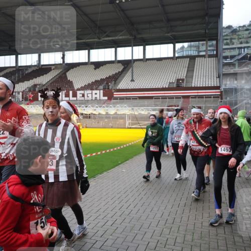 07.12.2025 - St. Pauli X-Mass-Run No. 15 Fabian Wolf http://msf.ph/oto/9424727 07.12.2025 12:08:44 Ziel 586, 1214, 1219, 1253, 1269, 1270, 1901, 2679, 2873, 2889, 2892, 3141, 3230, 3233, 3595, 3876, 4084, 4086, 4137, 4138, 4182, 4183, 4252, 4294, 4295, 4297, 4422, 4429, 4720 meine-sportfotos.de