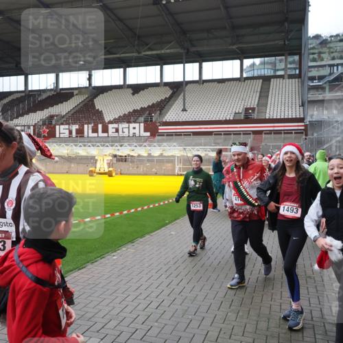 07.12.2025 - St. Pauli X-Mass-Run No. 15 Fabian Wolf http://msf.ph/oto/9424730 07.12.2025 12:08:45 Ziel 586, 1214, 1219, 1253, 1269, 1270, 1901, 2679, 2873, 2889, 2892, 3141, 3230, 3233, 3595, 3876, 4084, 4086, 4137, 4138, 4182, 4183, 4252, 4294, 4295, 4297, 4422, 4429, 4720 meine-sportfotos.de