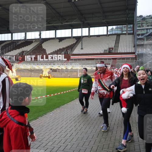 07.12.2025 - St. Pauli X-Mass-Run No. 15 Fabian Wolf http://msf.ph/oto/9424731 07.12.2025 12:08:45 Ziel 586, 1214, 1219, 1253, 1269, 1270, 1901, 2679, 2873, 2889, 2892, 3141, 3230, 3233, 3595, 3876, 4084, 4086, 4137, 4138, 4182, 4183, 4252, 4294, 4295, 4297, 4422, 4429, 4720 meine-sportfotos.de