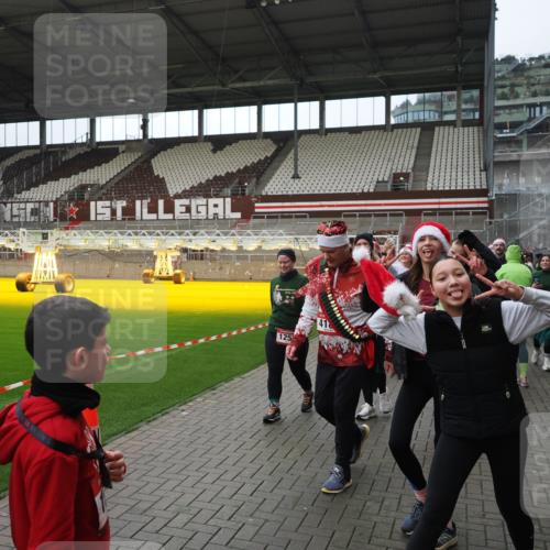 07.12.2025 - St. Pauli X-Mass-Run No. 15 Fabian Wolf http://msf.ph/oto/9424732 07.12.2025 12:08:46 Ziel 586, 1214, 1219, 1253, 1269, 1270, 1901, 2679, 2873, 2889, 2892, 3230, 3233, 3595, 3876, 4084, 4086, 4137, 4138, 4182, 4183, 4252, 4294, 4295, 4297, 4422, 4429, 4720 meine-sportfotos.de