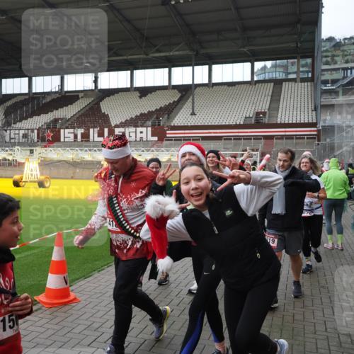 07.12.2025 - St. Pauli X-Mass-Run No. 15 Fabian Wolf http://msf.ph/oto/9424733 07.12.2025 12:08:46 Ziel 586, 1214, 1219, 1253, 1269, 1270, 1901, 2679, 2873, 2889, 2892, 3230, 3233, 3595, 3876, 4084, 4086, 4137, 4138, 4182, 4183, 4252, 4294, 4295, 4297, 4422, 4429, 4720 meine-sportfotos.de
