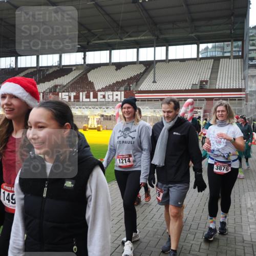 07.12.2025 - St. Pauli X-Mass-Run No. 15 Fabian Wolf http://msf.ph/oto/9424737 07.12.2025 12:08:48 Ziel 586, 1214, 1219, 1253, 1269, 1270, 1901, 2679, 2873, 2889, 2892, 3230, 3233, 3595, 3876, 4084, 4086, 4137, 4138, 4182, 4183, 4252, 4294, 4295, 4297, 4422, 4429, 4720 meine-sportfotos.de