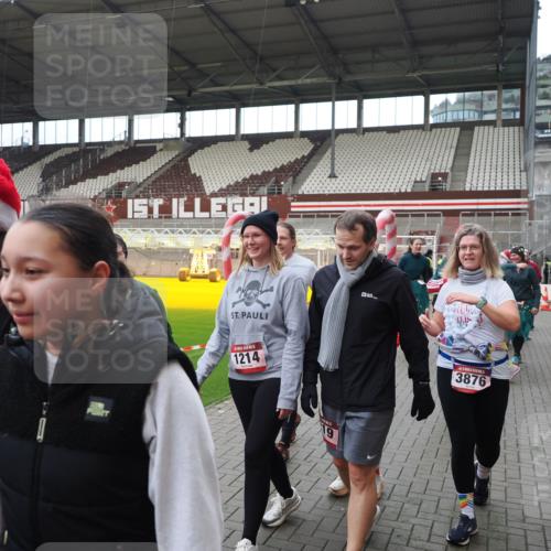 07.12.2025 - St. Pauli X-Mass-Run No. 15 Fabian Wolf http://msf.ph/oto/9424738 07.12.2025 12:08:48 Ziel 586, 1214, 1219, 1253, 1269, 1270, 1901, 2679, 2873, 2889, 2892, 3230, 3233, 3595, 3876, 4084, 4086, 4137, 4138, 4182, 4183, 4252, 4294, 4295, 4297, 4422, 4429, 4720 meine-sportfotos.de
