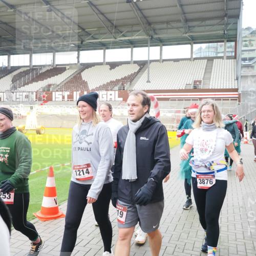 07.12.2025 - St. Pauli X-Mass-Run No. 15 Fabian Wolf http://msf.ph/oto/9424739 07.12.2025 12:08:49 Ziel 586, 1214, 1219, 1253, 1269, 1270, 1685, 1901, 2414, 2679, 2873, 2889, 2892, 3230, 3233, 3595, 3876, 4084, 4086, 4137, 4138, 4182, 4183, 4252, 4294, 4295, 4297, 4422, 4429, 4720 meine-sportfotos.de