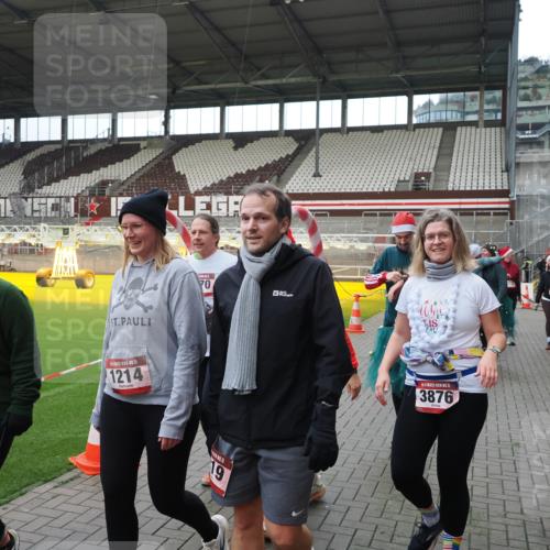 07.12.2025 - St. Pauli X-Mass-Run No. 15 Fabian Wolf http://msf.ph/oto/9424740 07.12.2025 12:08:49 Ziel 586, 1214, 1219, 1253, 1269, 1270, 1685, 1901, 2414, 2679, 2873, 2889, 2892, 3230, 3233, 3595, 3876, 4084, 4086, 4137, 4138, 4182, 4183, 4252, 4294, 4295, 4297, 4422, 4429, 4720 meine-sportfotos.de
