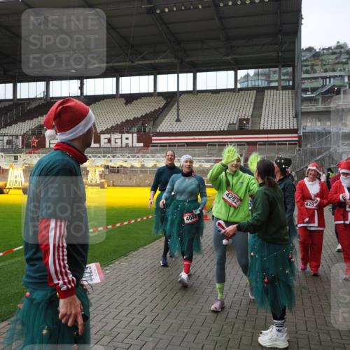 07.12.2025 - St. Pauli X-Mass-Run No. 15 Fabian Wolf http://msf.ph/oto/9424751 07.12.2025 12:08:54 Ziel 586, 643, 1214, 1219, 1253, 1269, 1270, 1405, 1652, 1653, 1685, 1901, 2414, 2679, 2731, 3230, 3233, 3595, 3876, 4084, 4086, 4137, 4138, 4182, 4183, 4294, 4295, 4297, 4429, 4720 meine-sportfotos.de