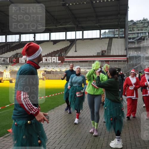07.12.2025 - St. Pauli X-Mass-Run No. 15 Fabian Wolf http://msf.ph/oto/9424752 07.12.2025 12:08:54 Ziel 586, 643, 1214, 1219, 1253, 1269, 1270, 1405, 1652, 1653, 1685, 1901, 2414, 2679, 2731, 3230, 3233, 3595, 3876, 4084, 4086, 4137, 4138, 4182, 4183, 4294, 4295, 4297, 4429, 4720 meine-sportfotos.de