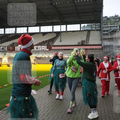 07.12.2025 - St. Pauli X-Mass-Run No. 15 Fabian Wolf http://msf.ph/oto/9424753 07.12.2025 12:08:54 Ziel 586, 643, 1214, 1219, 1253, 1269, 1270, 1405, 1652, 1653, 1685, 1901, 2414, 2679, 2731, 3230, 3233, 3595, 3876, 4084, 4086, 4137, 4138, 4182, 4183, 4294, 4295, 4297, 4429, 4720 meine-sportfotos.de