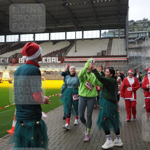 07.12.2025 - St. Pauli X-Mass-Run No. 15 Fabian Wolf http://msf.ph/oto/9424754 07.12.2025 12:08:54 Ziel 586, 643, 1214, 1219, 1253, 1269, 1270, 1405, 1652, 1653, 1685, 1901, 2414, 2679, 2731, 3230, 3233, 3595, 3876, 4084, 4086, 4137, 4138, 4182, 4183, 4294, 4295, 4297, 4429, 4720 meine-sportfotos.de