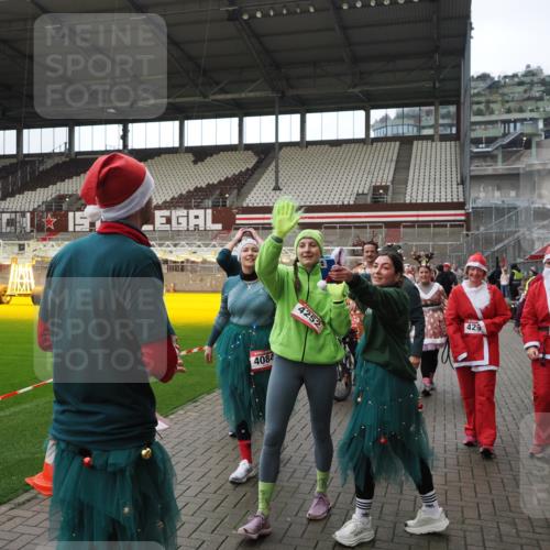 07.12.2025 - St. Pauli X-Mass-Run No. 15 Fabian Wolf http://msf.ph/oto/9424755 07.12.2025 12:08:55 Ziel 586, 643, 1219, 1269, 1270, 1405, 1652, 1653, 1685, 1901, 2414, 2679, 2731, 3230, 3233, 3595, 3876, 4084, 4086, 4137, 4138, 4182, 4183, 4294, 4295, 4297, 4429, 4720 meine-sportfotos.de