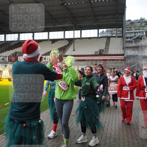 07.12.2025 - St. Pauli X-Mass-Run No. 15 Fabian Wolf http://msf.ph/oto/9424756 07.12.2025 12:08:55 Ziel 586, 643, 1219, 1269, 1270, 1405, 1652, 1653, 1685, 1901, 2414, 2679, 2731, 3230, 3233, 3595, 3876, 4084, 4086, 4137, 4138, 4182, 4183, 4294, 4295, 4297, 4429, 4720 meine-sportfotos.de