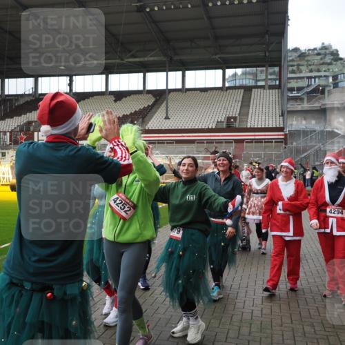 07.12.2025 - St. Pauli X-Mass-Run No. 15 Fabian Wolf http://msf.ph/oto/9424757 07.12.2025 12:08:55 Ziel 586, 643, 1219, 1269, 1270, 1405, 1652, 1653, 1685, 1901, 2414, 2679, 2731, 3230, 3233, 3595, 3876, 4084, 4086, 4137, 4138, 4182, 4183, 4294, 4295, 4297, 4429, 4720 meine-sportfotos.de