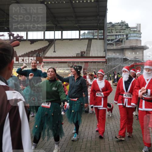 07.12.2025 - St. Pauli X-Mass-Run No. 15 Fabian Wolf http://msf.ph/oto/9424759 07.12.2025 12:08:56 Ziel 586, 643, 775, 807, 1269, 1270, 1405, 1652, 1653, 1685, 1901, 2414, 2679, 2731, 3230, 3233, 3876, 4084, 4086, 4137, 4138, 4183, 4294, 4295, 4297, 4429, 4720 meine-sportfotos.de