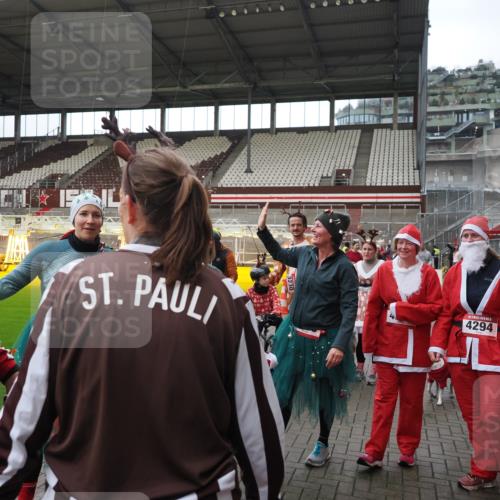 07.12.2025 - St. Pauli X-Mass-Run No. 15 Fabian Wolf http://msf.ph/oto/9424760 07.12.2025 12:08:56 Ziel 586, 643, 775, 807, 1269, 1270, 1405, 1652, 1653, 1685, 1901, 2414, 2679, 2731, 3230, 3233, 3876, 4084, 4086, 4137, 4138, 4183, 4294, 4295, 4297, 4429, 4720 meine-sportfotos.de
