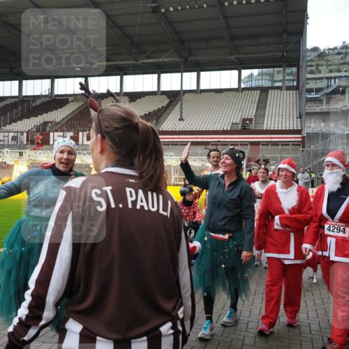 07.12.2025 - St. Pauli X-Mass-Run No. 15 Fabian Wolf http://msf.ph/oto/9424761 07.12.2025 12:08:57 Ziel 586, 643, 775, 807, 1269, 1270, 1405, 1652, 1653, 1685, 1901, 2414, 2731, 3230, 3233, 3876, 4086, 4137, 4138, 4294, 4295, 4297, 4429, 4720 meine-sportfotos.de